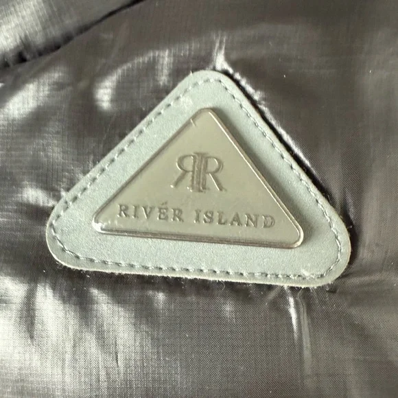 River Island Girls Shiny Black Puffer Vest Size 4-5Y - Picture 3 of 6